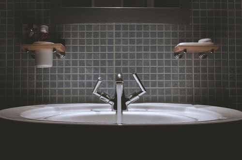 小型白色方形浴室臺盆